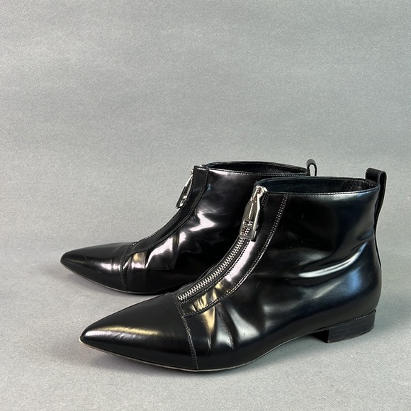 Burberry bootie. Front zipper. Black leather. Leather lining. Size 38.5. - Picture 2 of 14